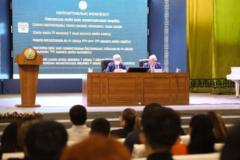 Бердибек Сапарбаев встретился с работниками социальной сферы