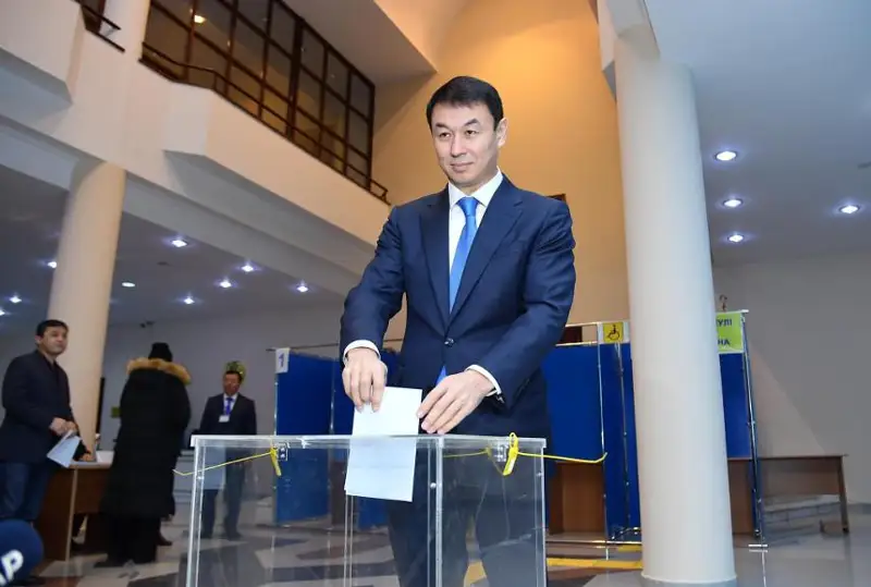 Аким Туркестанской области  проголосовал на выборах Президента
