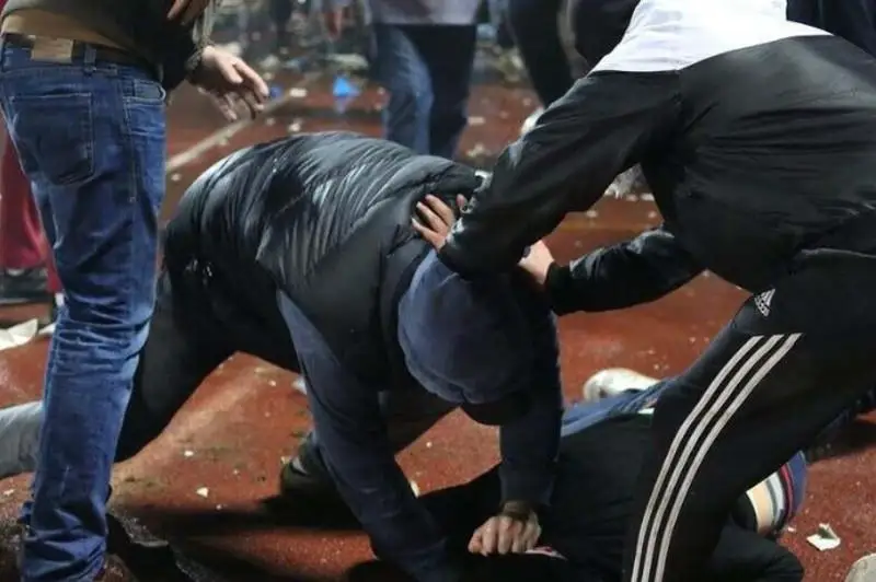 الماتى وبلىسىندا جاپپاي توبەلەستەن كەيىن ءبىر توپ ادام ءۇي مەن كولىكتەردىڭ تەرەزەسىن سىندىردى