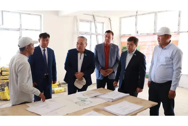 Мажилисмены проверили ход строительства дорог и школы в ЗКО и Туркестанской области