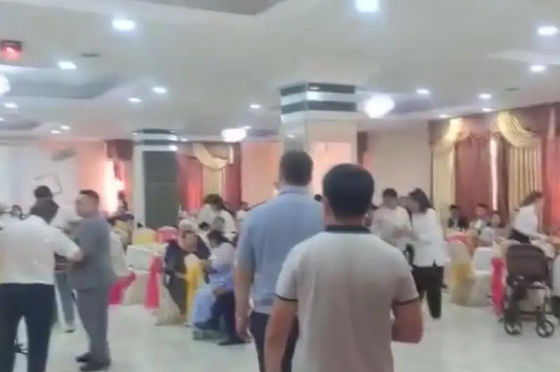 ەلوردادا تىيىم سالىنعانىنا قاراماستان 200 ادام جينالعان توي وتكىزگەن