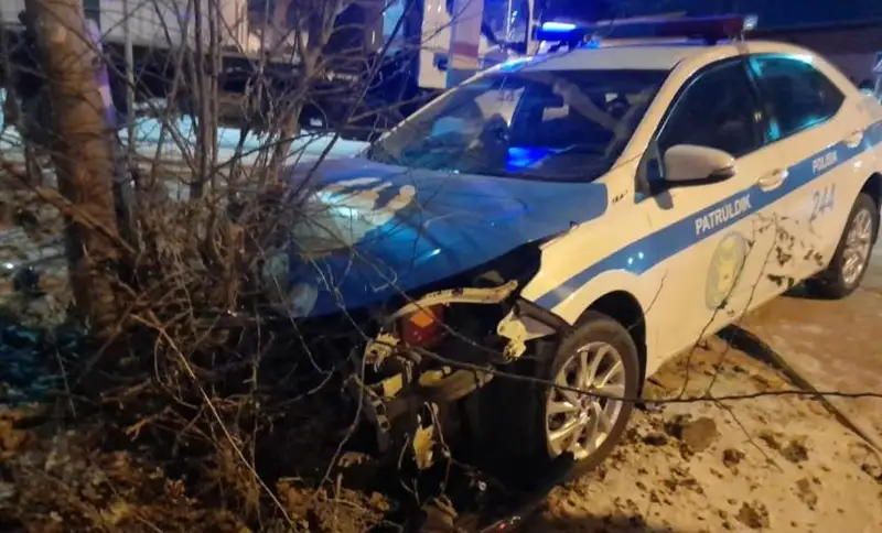 Qyzylordada patrýl polıtsııasynyń kóligi aǵashqa soǵyldy