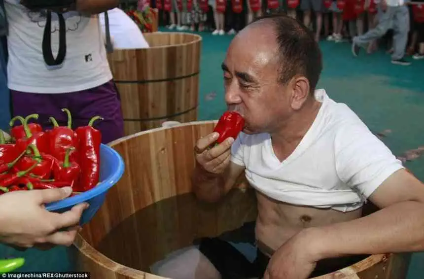 1469262574_sorevnovanie-po-poedaniyu-ostrogo-perca-chili-v-ekstremalnyh-usloviyah-5