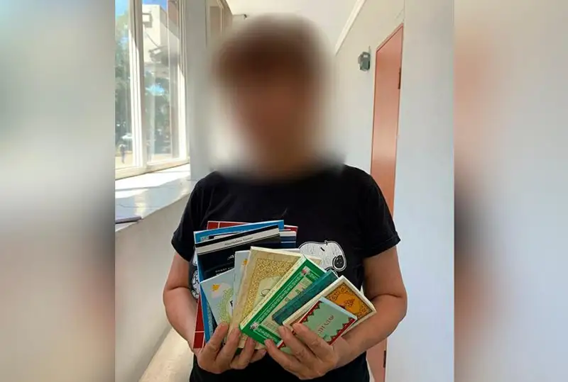 Óskemende tyıym salynǵan dinı kitaptardy satqan áıel 153 myń teńge aıyppul tóleıdi