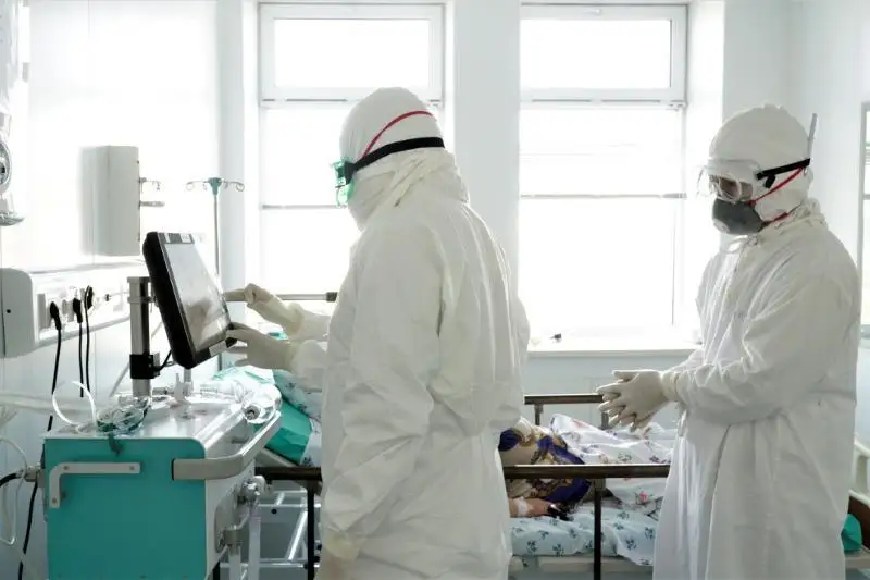 اكەمنەن ايىرىلعانعا دەيىن كوروناۆيرۋسقا سەنگەن جوقپىز: استانالىقتار اكەسىنىڭ ساناۋلى كۇندە قالاي كوز جۇمعانىن ايتتى