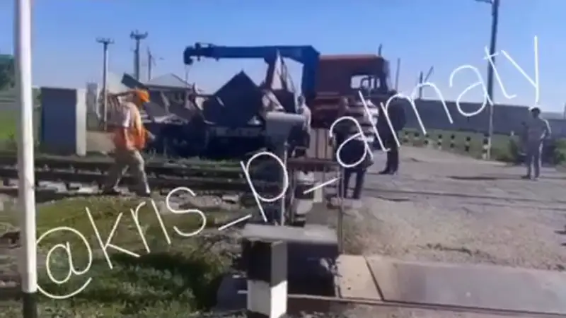 الماتى وبلىسىندا پويىز رەلستەن شىعىپ كەتتى