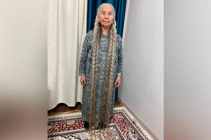 Ómirinde shashyn kespegen 87 jastaǵy ájeıdiń burymynyń uzyndyǵy eki metrge jýyqtady