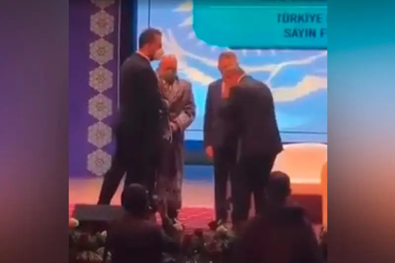 Qonaqqa arnalǵan shapandy Shókeev ózi kıip aldy: Ákimdik jelide taraǵan vıdeoǵa túsinik berdi