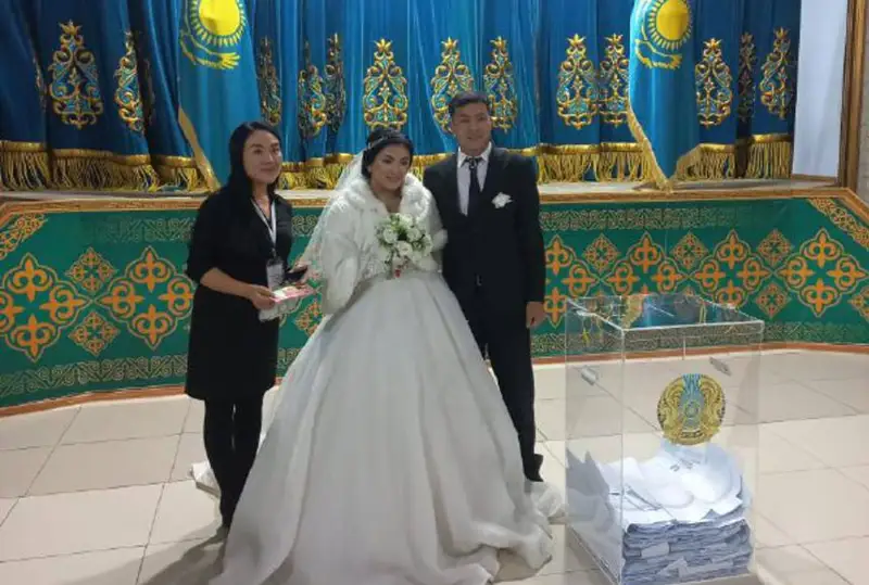 Молодожены проголосовали на президентских выборах  в Абайской области