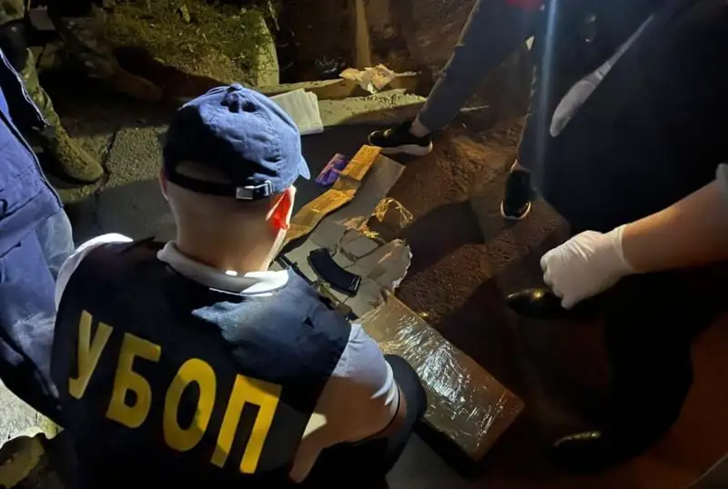 Автомат за 3 миллиона тенге пытались продать в Алматы