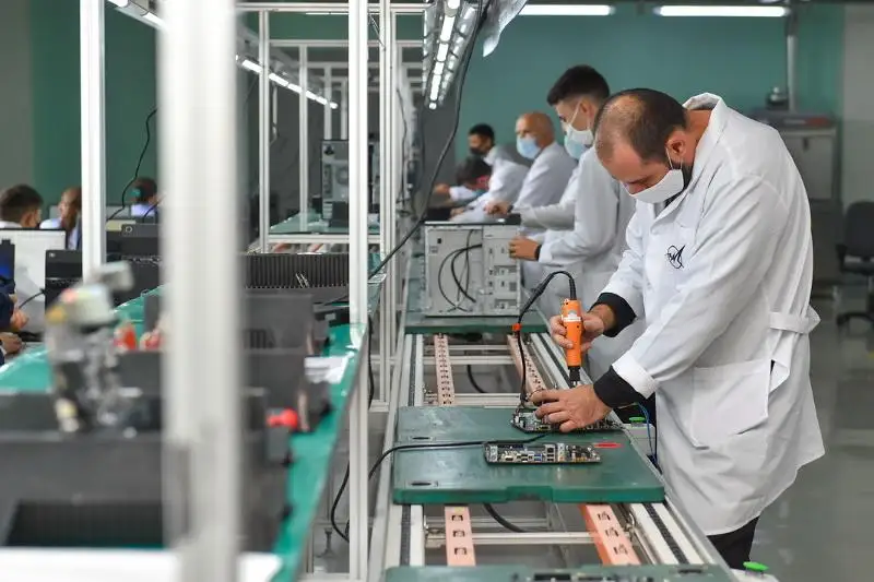 سولتۇستىك قازاقستانداعى زاۋىتتا كومپيۋتەرلەر قۇراستىرىلىپ جاتىر