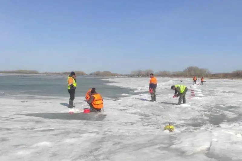 В Бескарагайском районе взрывают лед на Иртыше
