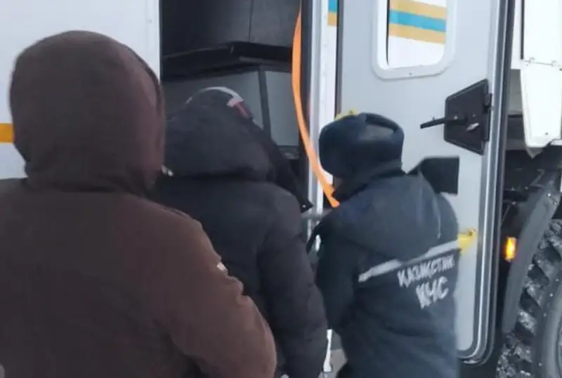 Увязших в снегу водителей спасали в Костанайской области