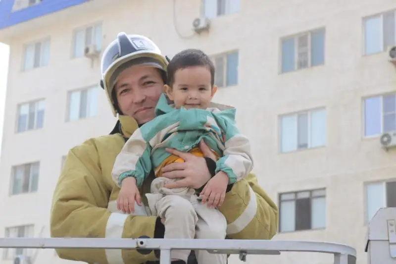 Мечту трехлетнего мальчика исполнили спасатели в Атырау