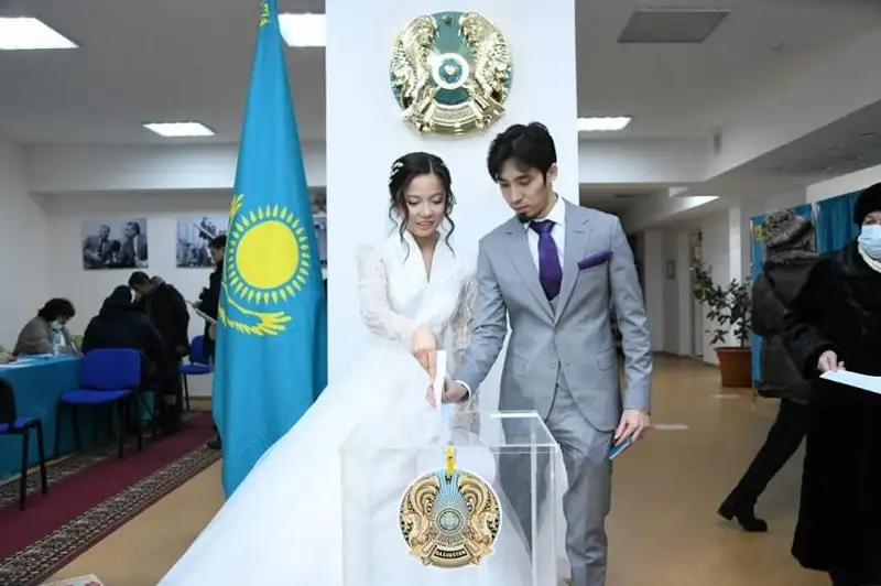 Молодожены проголосовали на президентских выборах в Астане