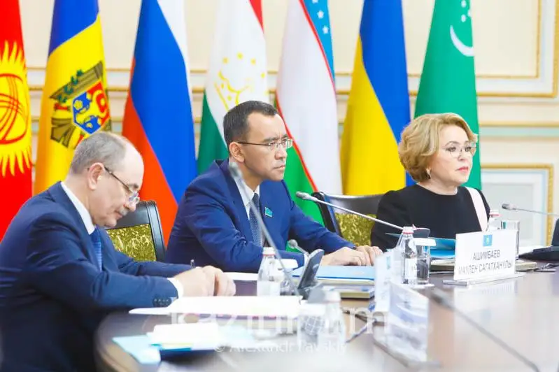 Казахстан придерживается позиции мирного решения международных проблем - Маулен Ашимбаев
