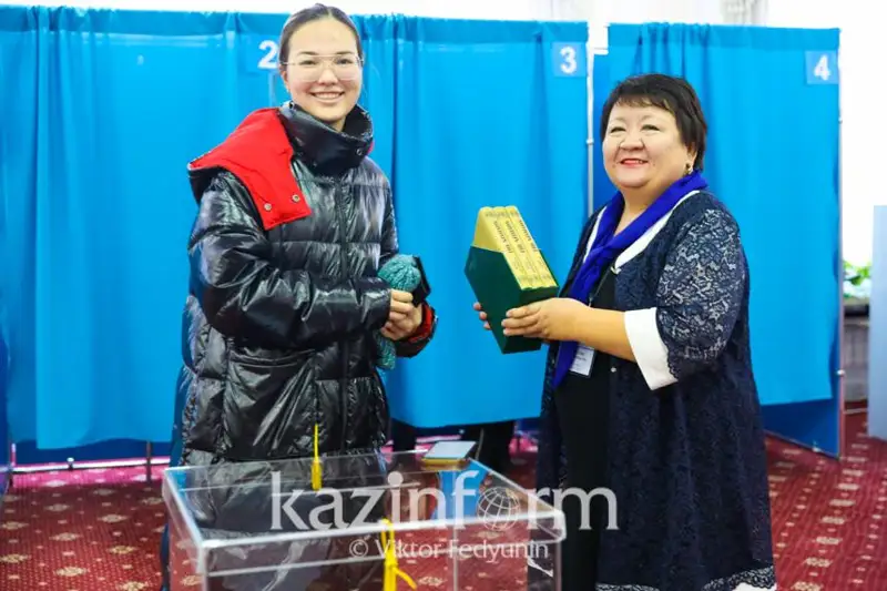 Впервые проголосовавшим студентам вручали подарки в Астане