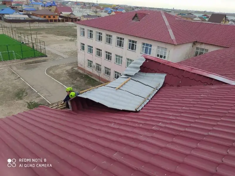 Улетавшую со школы крышу спасали в Атырау
