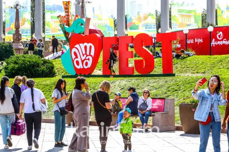 Алматинцы массово отмечают День города