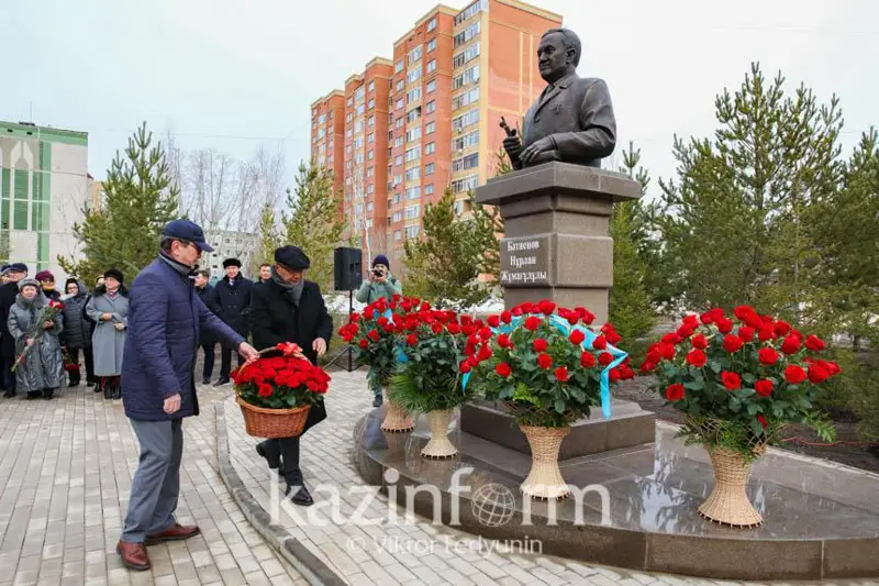 Памятник легендарному врачу Нурлану Батпенову открыли в Астане