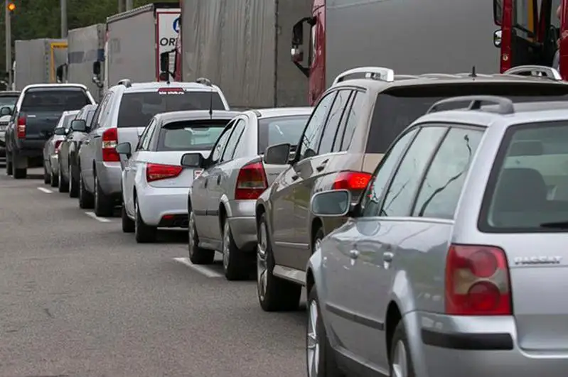 ءبىر كولىك، ەكى قوجايىن. ەلوردا تۇرعىندارى الاياقتاردىڭ تۇزاعىنا ءتۇسىپ جاتىر