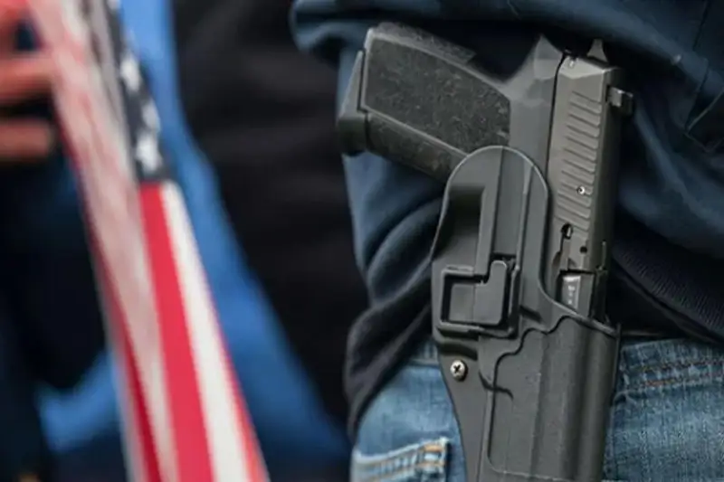 Вооруженный мужчина врезался в ограду Капитолия и покончил с собой