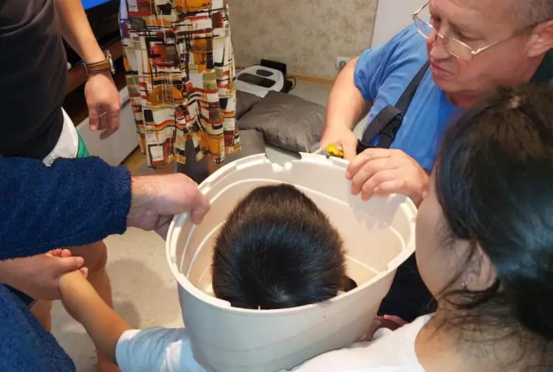 Голову ребенка вытащили спасатели из горшка в Павлодаре