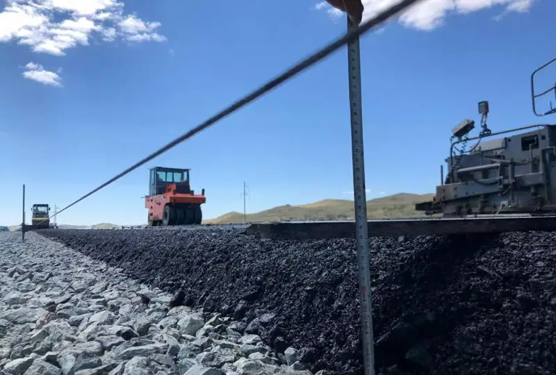 Асфальт начали укладывать на трассе Талдыкорган-Калбатау-Усть-Каменогорск