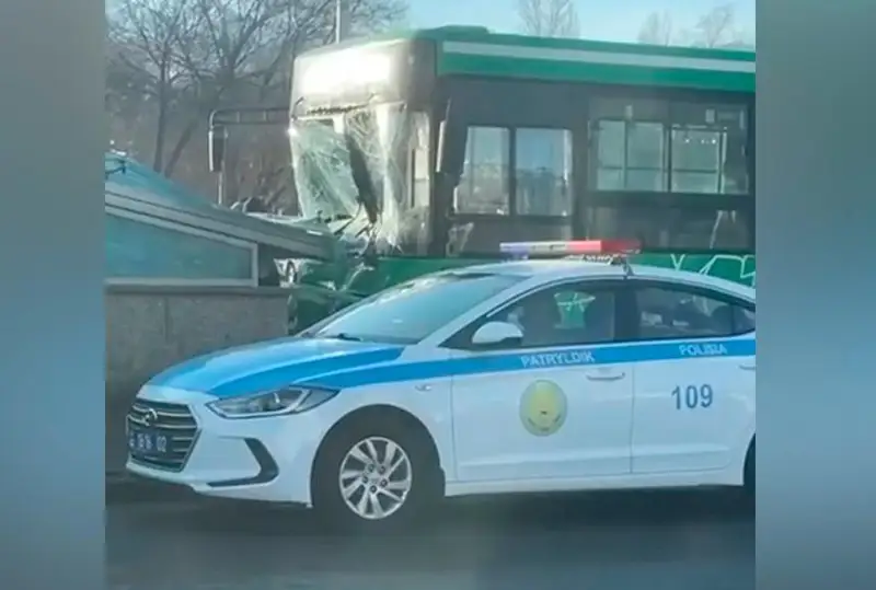 Автобус врезался в подземный переход метро в Алматы