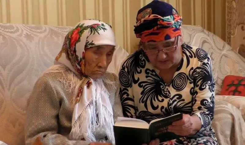 ءجۇز جاسىندا ابايدى جاتقا وقيتىن اجە