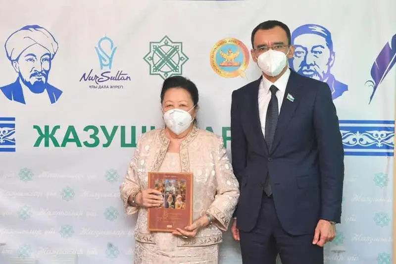 «ۇرپاعىنا ۇران بولعان انالار» اتتى كىتاپ جارىق كوردى - فوتو