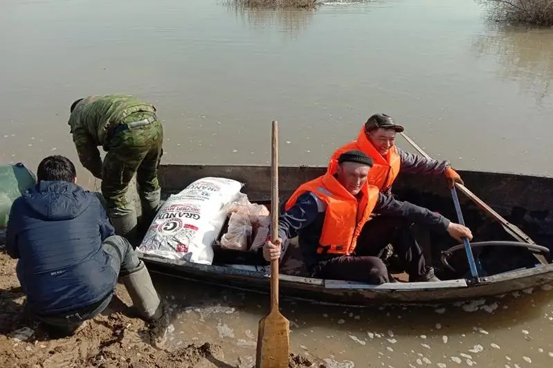Жителей подтопленных дачных массивов Актобе разместили в четырех школах