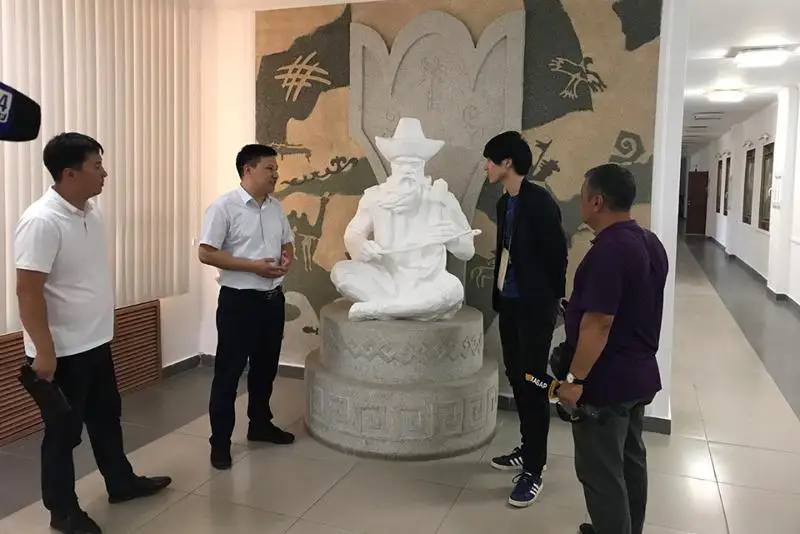 جاپونيالىق ستۋدەنت قورقىت اتا مۇراسىن زەرتتەپ جاتىر