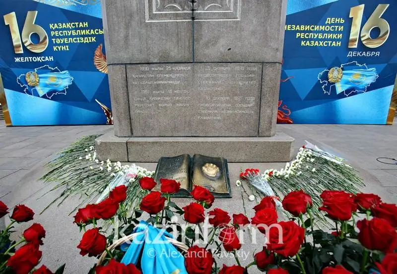 Алматылықтар Тәуелсіздік монументіне гүл шоқтарын қойды