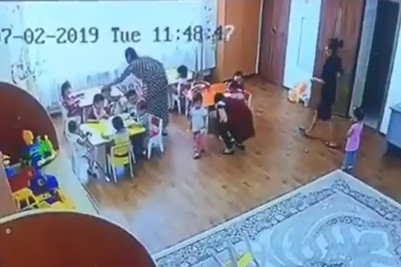 Balany urǵan tárbıeshige qatysty sot úkimi shyqty