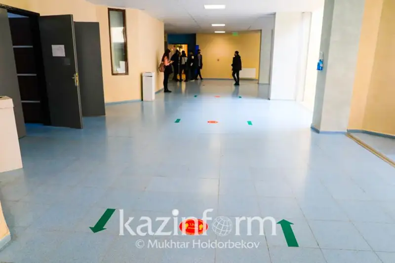 Учителя работают в коридоре в одной из школ Актау