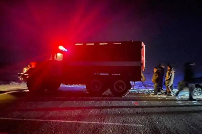 Сломавшийся автобус с вахтовиками эвакуировали спасатели ВКО