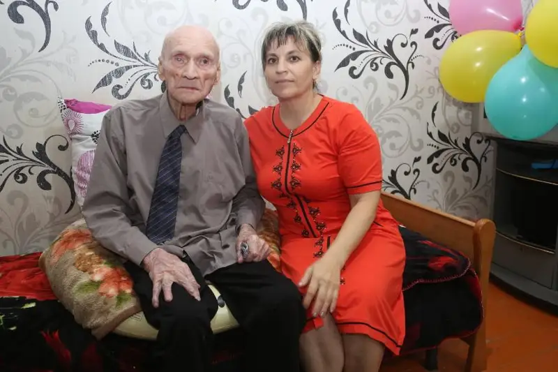 Ветерана ВОВ Павла Плугина поздравили со 101-летием военнослужащие в Таразе