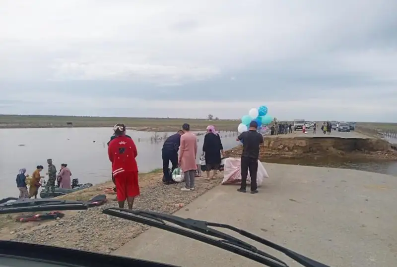 Спасатели Атырауской области помогают жителям отрезанных водой от райцентра сел