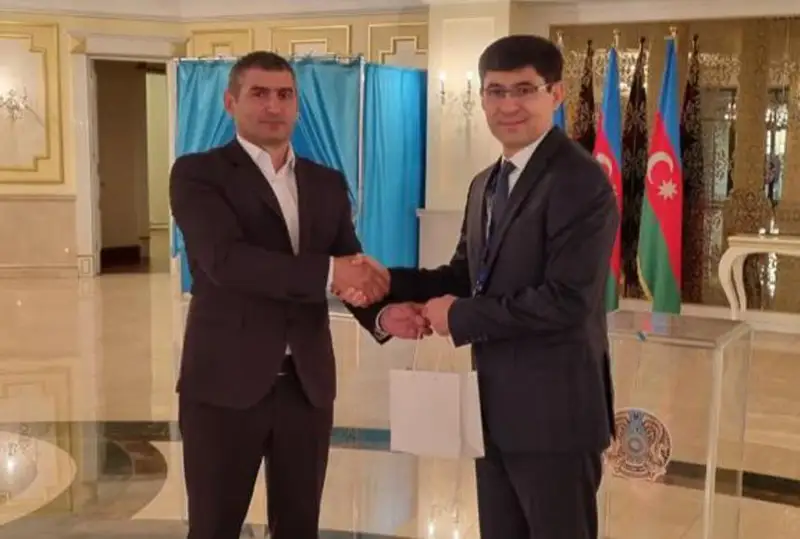 Первый избиратель в Баку проголосовал на референдуме