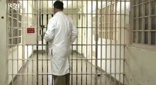 دارىگەر بولىپ قالا بەرەمىن - سوتتالعان حيرۋرگ تۇرمە اۋرۋحاناسىنا كومەكتەسۋدە