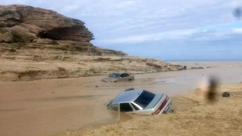 Несколько авто оказались под водой после дождя в Мангистау