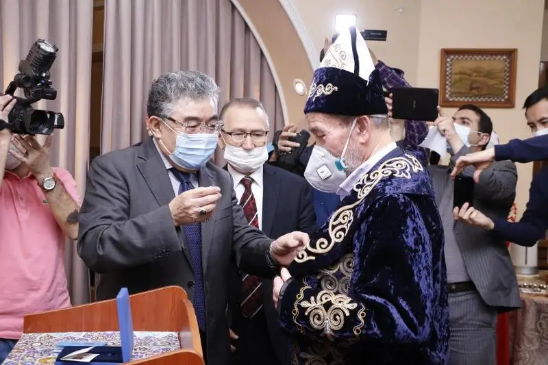 يراندا اباي شىعارمالارىنىڭ اۋدارماشىسىنا  Ⅱ دارەجەلى «دوستىق» وردەنى تابىس ەتىلدى