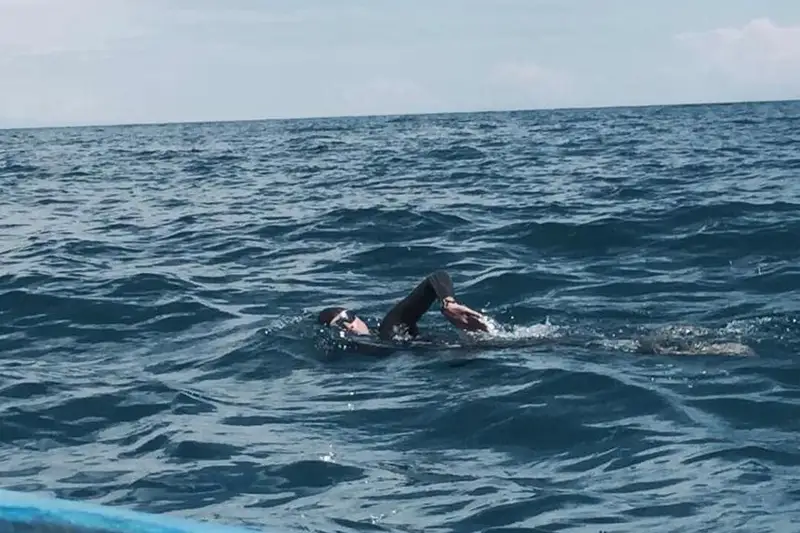 Ystyqkólde bir top sportshyny sý tolqyn basyp, bir adam iz-tússiz joǵalyp ketti
