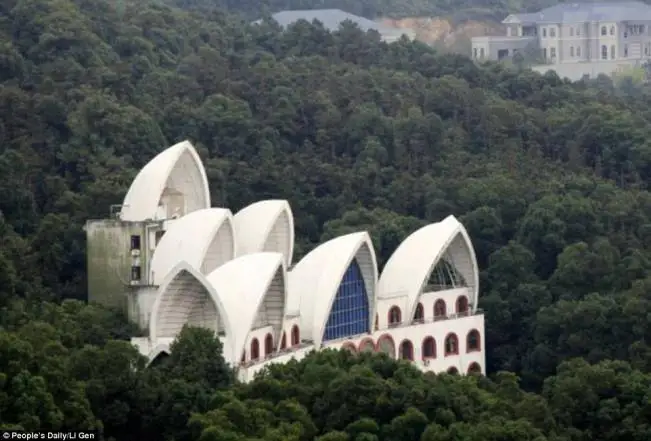 3A82970C00000578-3942208-The_theme_park_which_contains_knock_off_structures_of_worldwide_-a-80_1479466397747_651x441