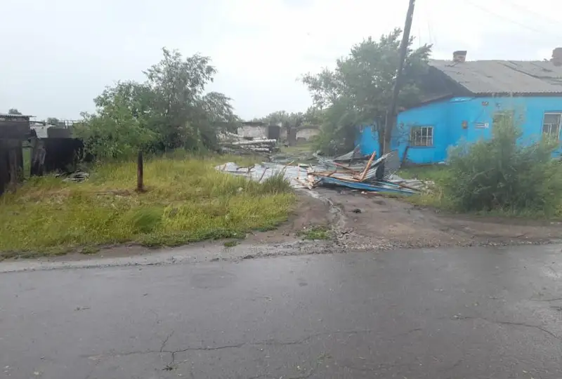 Pavlodar oblysynda qatty jel turǵyn úıler men nysandardyń shatyrlaryn ushyryp áketti