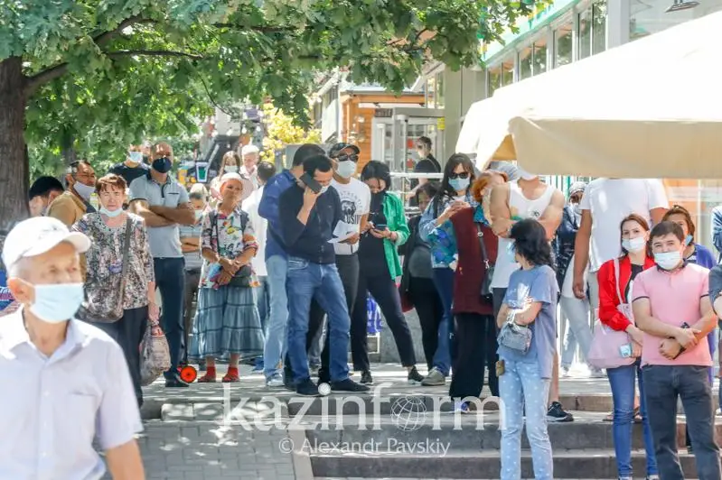 فوتورەپورتاج: الماتىلىقتار پ ت ر-تەست تاپسىرۋعا جانە ءدارىحاناعا ۇزىن-سونار كەزەكتە تۇر