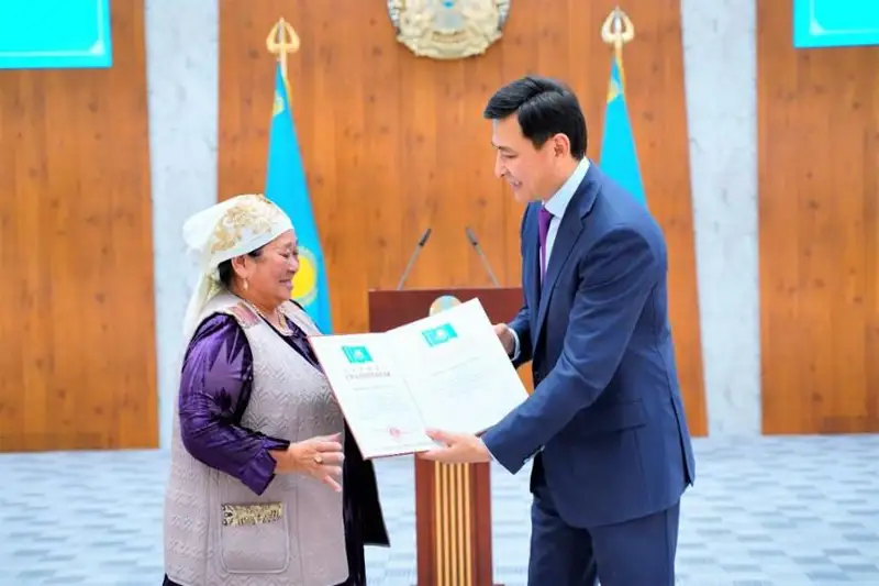 Учителей, врачей и коммунальщиков наградили госнаградами в Астане