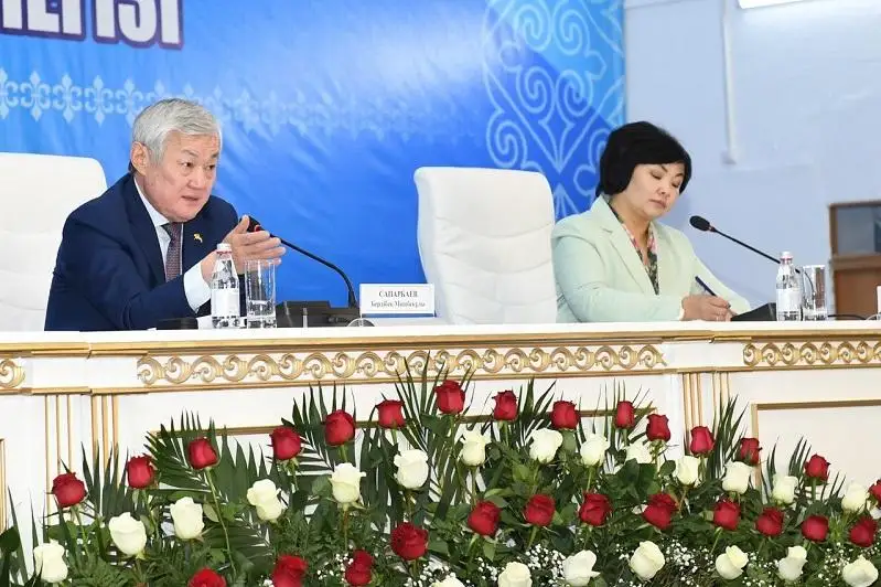 ۇستاز بەن دارىگەردىڭ جالاقىسى ەلدەگى ورتاشا ايلىقتان جوعارى بولۋى ءتيىس - بەردىبەك ساپاربايەۆ