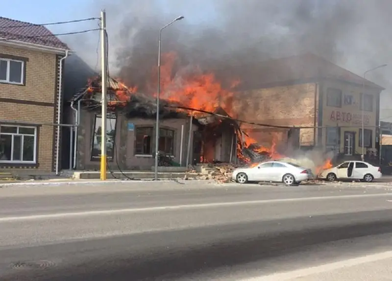 Труп мужчины извлекли из подвала сгоревшего оружейного магазина в Костанае